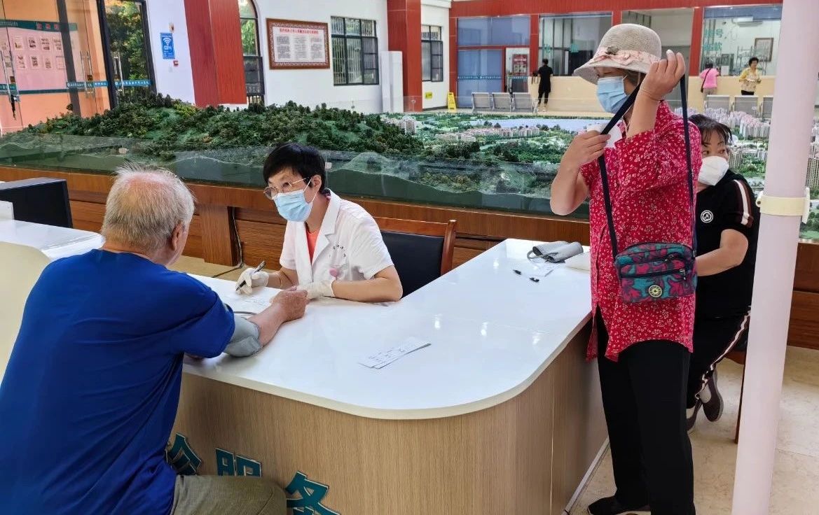 山东省泰安市中心医院海南院区成功开展康复理疗周活动：为“候鸟”幸福养老“祛痛”